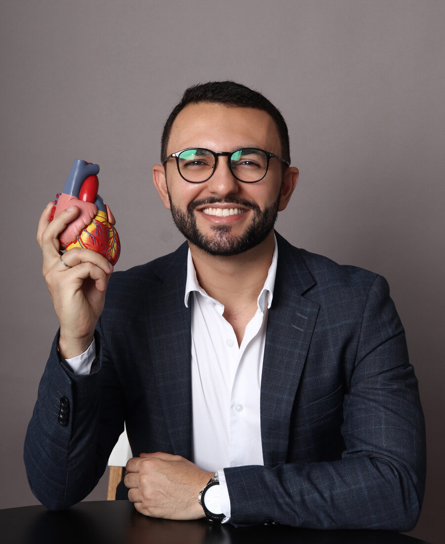 Dr. Flávio Mateus Sacramento com modelo anatômico do coração
